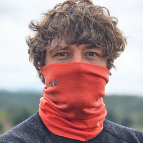 Wanderer trägt Nackenwärmer aus 100% Merinowolle in der freien Natur